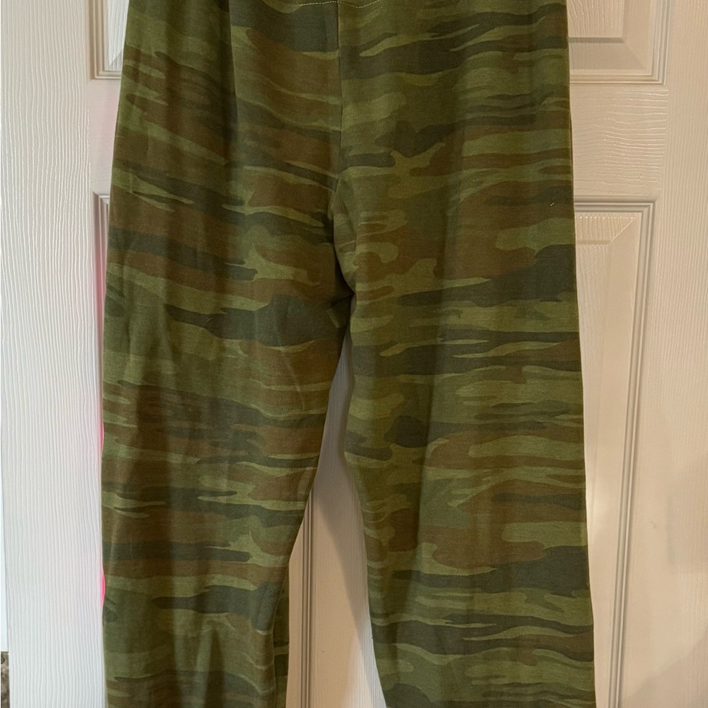 NWT Aviator Nation W SZ L. Camo and heart sweat pants ❤️ Sold out everywhere. - Picture 7 of 7